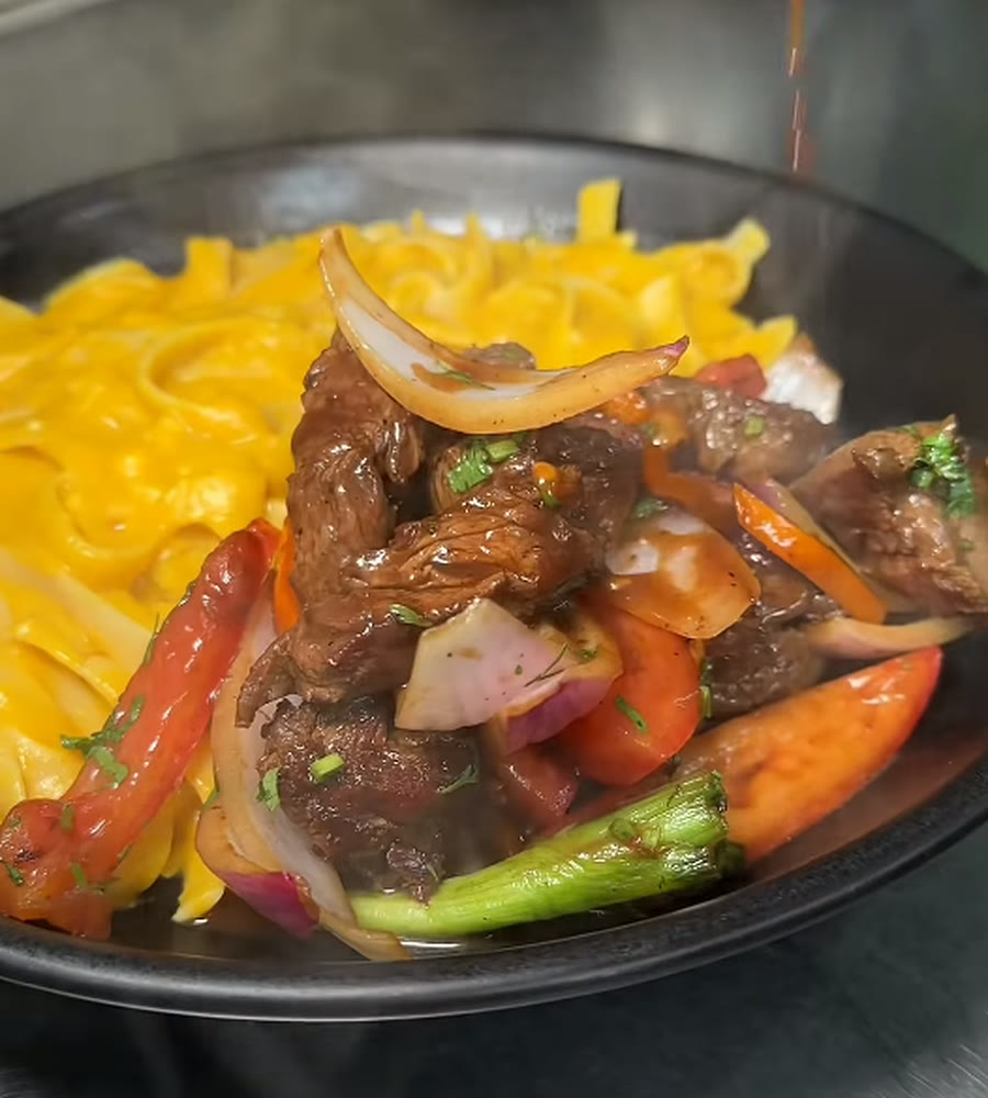 Pasta a la huancaína con lomo saltado
